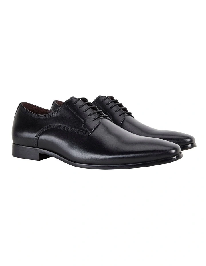 Jaunt Dress Shoe in Black